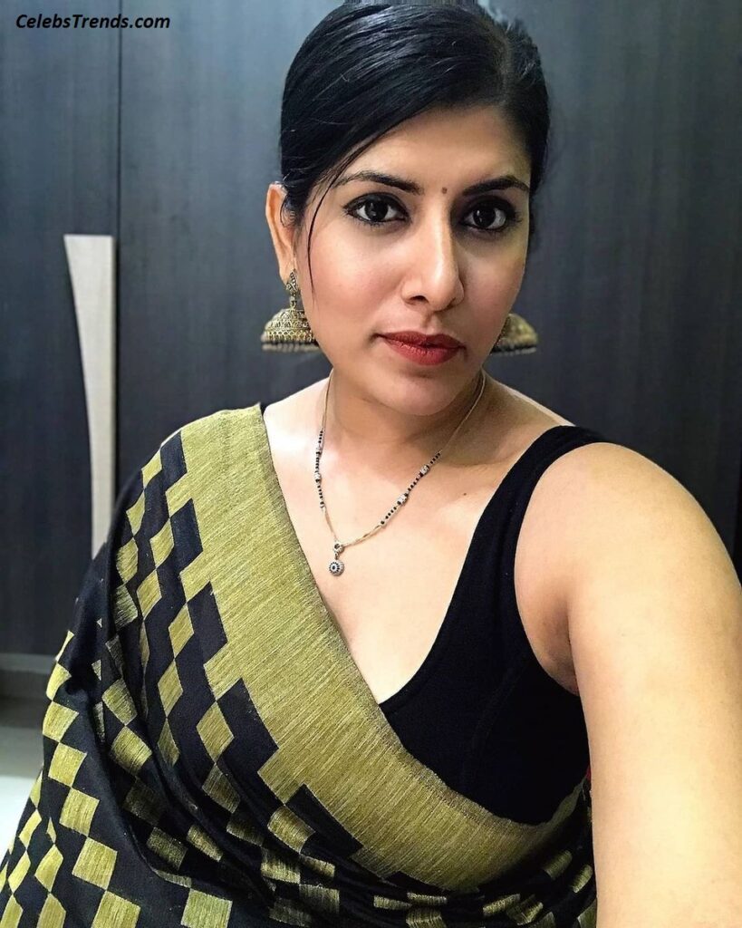 Aunty in sleeveless blouse - Hot Mature women