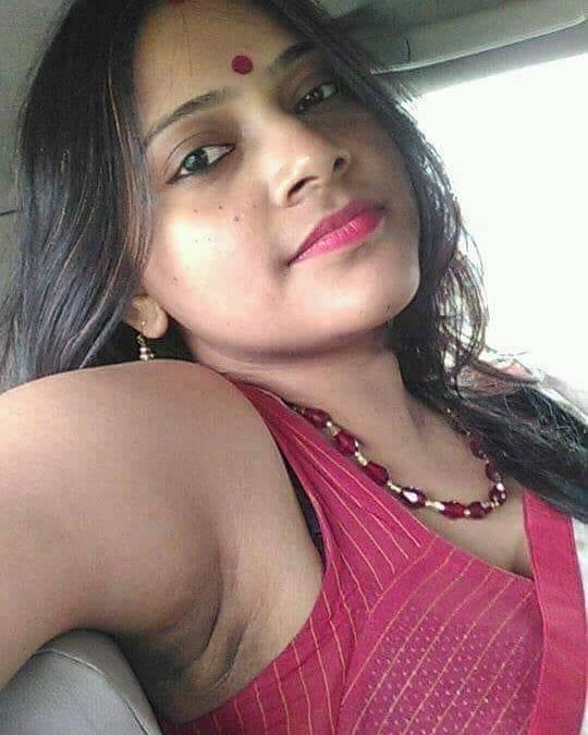 Desi Aunty Showing Armpits in Sleeveless Blouse Images